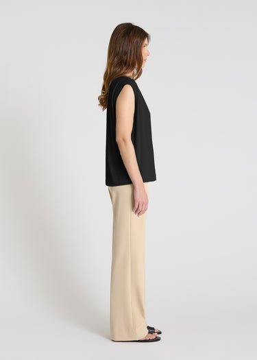 Débardeur noir femme Krishn vue de dos, coupe droite décontractée avec fentes latérales, jersey doux
