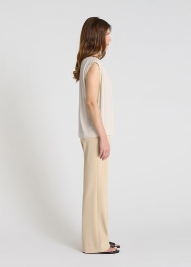 Débardeur blanc femme Krishn vue de dos, coupe droite décontractée avec fentes latérales, jersey fluide
