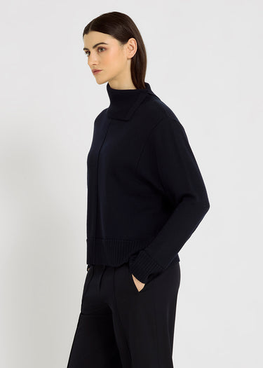 Pull femme bleu marine mérinos – volume droit, col roulé fendu graphique, pull merinos femme, Kuzley
