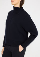 Pull femme classe bleu marine mérinos – col roulé fendu, volume droit, tenue intemporelle chic, Kuzley
