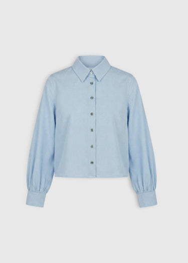 Chemise Louisa bleu polaire – coton twill, volume boîte, pinces poitrine, manches froncées, boutons nacre
