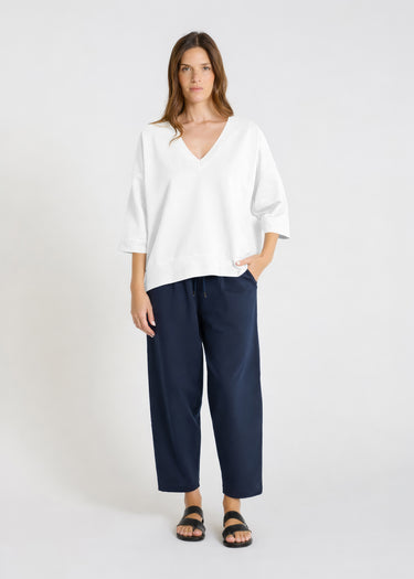 Détail sweat blanc femme col V, bord-côte encolure, manches longueur coude - Vue rapprochée Lupin
