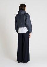 Veste sans manche bleu marine femme Leika portée look élégant et moderne
