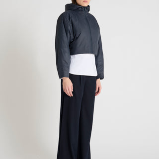 Doudoune bleu marine sans manches femme chic élégante Leika vue de face sur fond blanc
