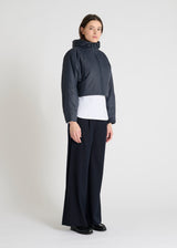 Doudoune bleu marine sans manches femme chic élégante Leika vue de face sur fond blanc
