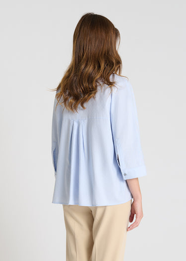 Détail chemise Lilan bleu ciel boutonnage double graphique poignets boutonnés manches 3/4
