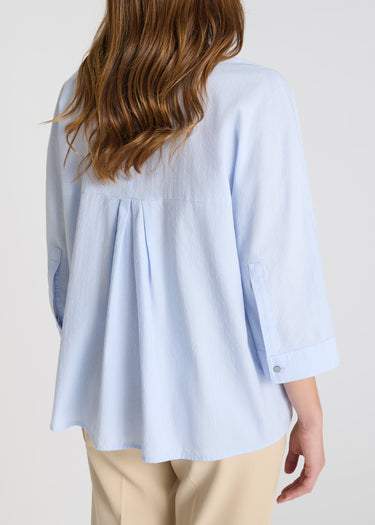 Vue arrière chemise Lilan bleu ciel plis dos empiècement coton motif cravate fluide
