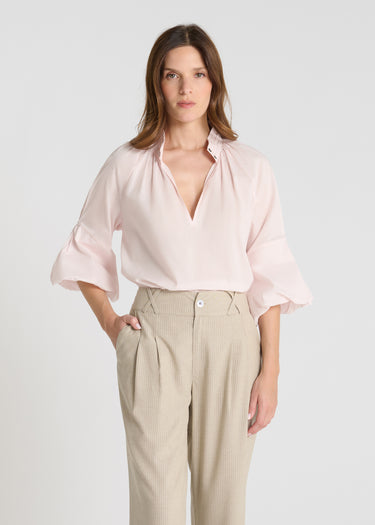 Détail pantalon Lilian beige sable rayures lin passants croisés braguette zip bouton nacre
