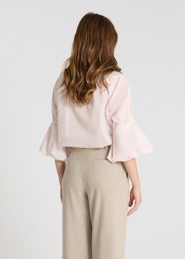 Vue arrière pantalon Lilian beige sable passepoil dos lin rayé coupe droite élégante
