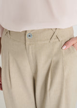 Détail bouton nacre pantalon Lilian beige sable finition soignée esprit tailleur
