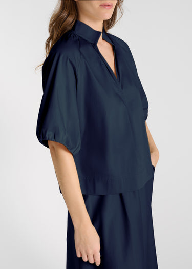 Blouse femme bleu marine en coton, détail dos avec fronces sous encolure et épaules - Lis
