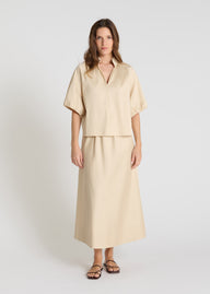 Blouse Lis craie en satin de coton, chemisier femme chic avec col haut, encolure V et manches ballon, vue de face
