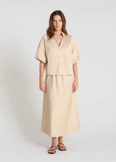 Blouse Lis craie en satin de coton, chemisier femme chic avec col haut, encolure V et manches ballon, vue de face
