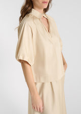 Top Lis craie en satin de coton, chemisier femme chic structuré avec volume boîte et détails plissés aux manches
