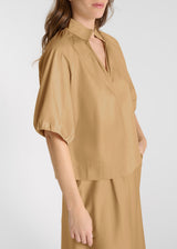 Blouse satin coton havane col haut manches ballon femme élégante dos froncé Lis
