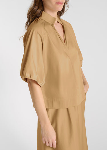 Blouse satin coton havane col haut manches ballon femme élégante dos froncé Lis
