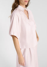 Blouse rose satin coton vue de dos, fronces épaules, chemisier femme chic pour soirée ou quotidien
