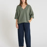 Sweat femme oversize vert kaki col V bord-côte, manches coude – Lupin
