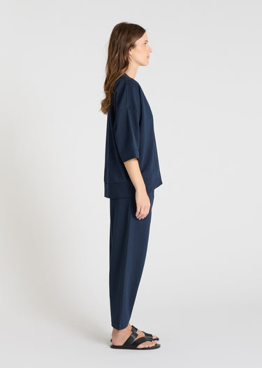 Sweat Lupin bleu nuit porté pull col V femme molleton oversize décontracté structuré
