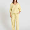Sweat molleton jaune femme col V – coupe oversize structurée, bord-côte encolure et bas, silhouette décontractée