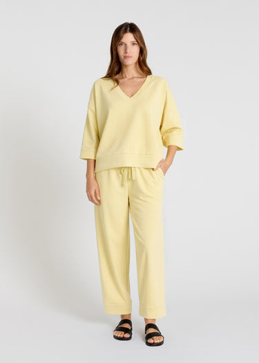 Sweat molleton jaune femme col V – coupe oversize structurée, bord-côte encolure et bas, silhouette décontractée