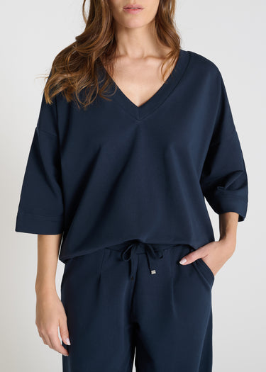 Détail sweat Lupin bleu nuit molleton col V bord-côte manches effet boule pinces
