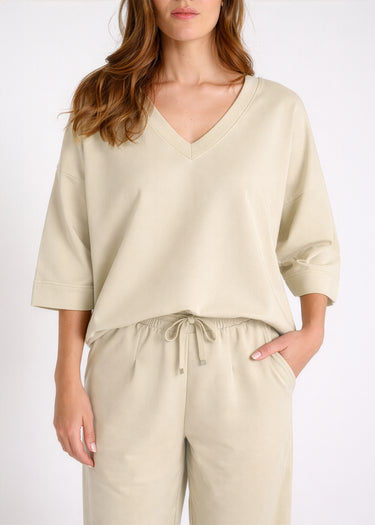 Pull oversize femme col V en molleton beige – sweat structuré manches coude silhouette casual
