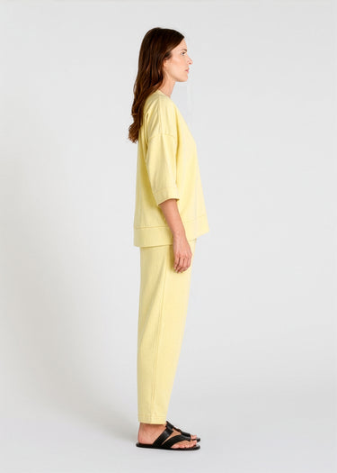 Pull oversize femme jaune col V en molleton – emmanchures basses, manches coude, allure casual soignée
