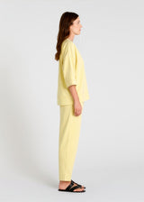 Pull oversize femme jaune col V en molleton – emmanchures basses, manches coude, allure casual soignée