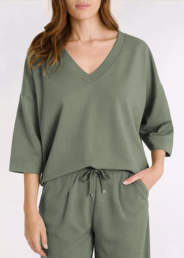 Sweat femme vert kaki oversize col V bord-côte – Lupin, molleton doux casual chic
