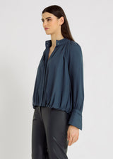 Chemise femme bleu marine fluide oversize – emmanchure raglan, chemise bleu femme, tenue chic, Madeleine
