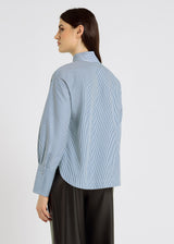 Chemisier femme bleu rayé chic – col officier, volant, chemise à rayures femme, blouse femme chic, Margaret
