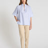 Chemisier femme rayé bleu ciel twill coton, col montant encolure V, blouse chic tendance manche courte
