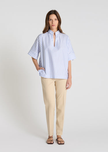 Chemisier femme rayé bleu ciel twill coton, col montant encolure V, blouse chic tendance manche courte
