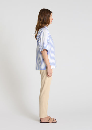 Détail blouse femme bleu ciel rayée, manches courtes avec fente, col structuré, chemisier chic coton

