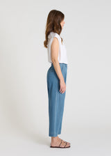 Pantalon en jean femme coupe carotte bleu indigo plis devant longueur cheville
