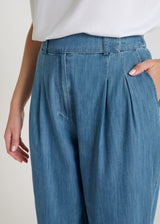Détail taille élastiquée dos pantalon denim femme coton jambe ample
