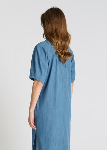 Vue arrière robe Myrte bleu indigo jean coton coupe droite fluide confortable
