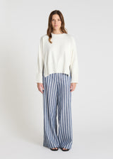Pull oversize femme Nalini blanc ivoire coton col rond coutures extérieures fentes côtés
