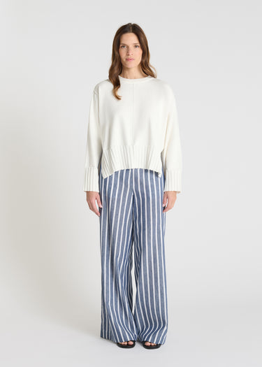 Pull oversize femme Nalini blanc ivoire coton col rond coutures extérieures fentes côtés
