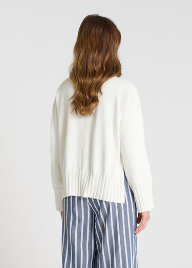 Pull Nalini blanc ivoire porté pull oversize femme coton confortable décontracté moderne
