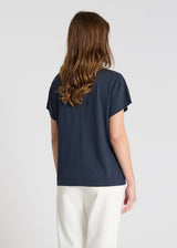 Blouse femme bleu marine jersey coton manches courtes détail découpes
