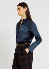 Chemise Nisha bleu nuit, détail dos – découpe et pli structuré, soie lumineuse
