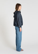 Blouson Noiron bleu marine porté veste molleton femme capuche réglable liens logotypés
