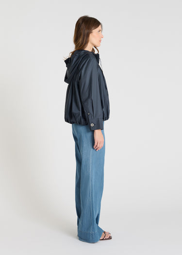 Blouson Noiron bleu marine porté veste molleton femme capuche réglable liens logotypés
