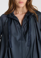 Vue arrière blouson Noiron bleu marine veste technique femme élégante bas resserré
