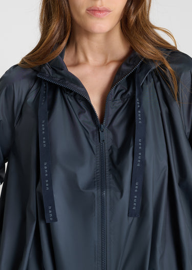 Vue arrière blouson Noiron bleu marine veste technique femme élégante bas resserré
