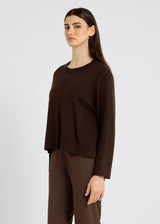 Pull Oleg choco en mérinos 1 fil, détail encolure ronde – léger, doux et intemporel

