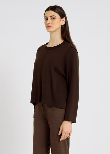 Pull Oleg choco en mérinos 1 fil, détail encolure ronde – léger, doux et intemporel
