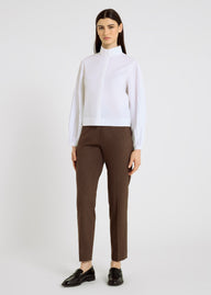 Chemise Olympe blanche, vue de face – col mao, patte cachée, popeline coton stretch structurée
